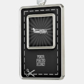 航空機セスナシルエット飛んでいるブラック日が差すこと シルバープレートフレームオーナメント (左)