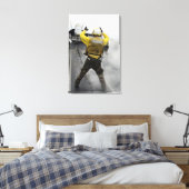 航空機長がF/A-18Cホーネットに合図する キャンバスプリント (インサイチュ (寝室))