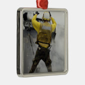 航空機長がF/A-18Cホーネットに合図する メタルオーナメント (右)