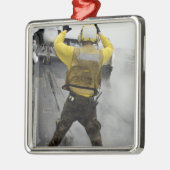 航空機長がF/A-18Cホーネットに合図する メタルオーナメント (左)