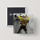 航空機長がF/A-18Cホーネットに合図する 缶バッジ (正面&裏面)