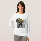 航空機長がF/A-18Cホーネットに合図する Tシャツ (正面フル)