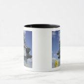 航空部の船員がスプリンクラシステムをテストする マグカップ (中央)