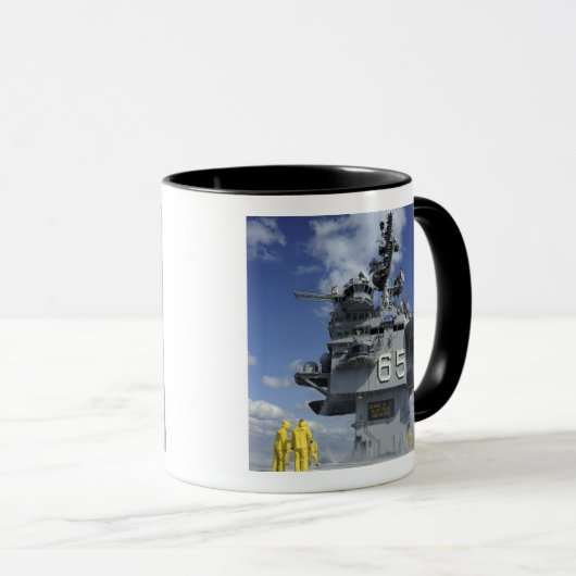 航空部の船員がスプリンクラシステムをテストする マグカップ (正面右)