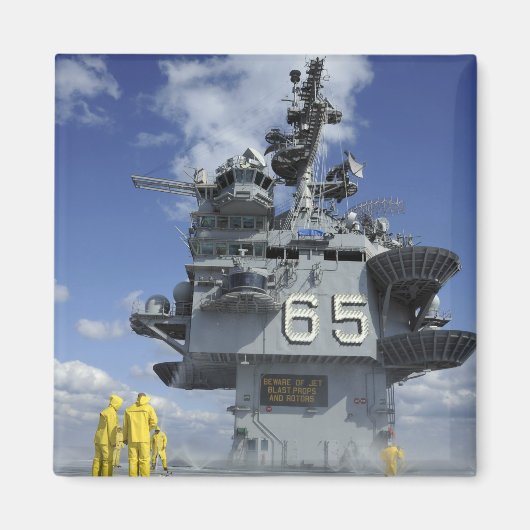 航空部の船員がスプリンクラシステムをテストする マグネット (正面)