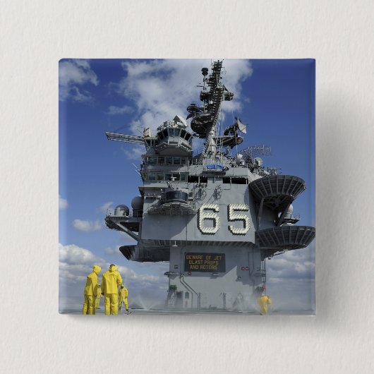 航空部の船員がスプリンクラシステムをテストする 缶バッジ (正面)