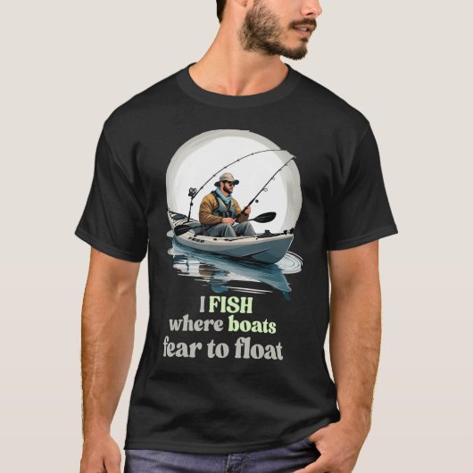 船が浮かぶのも恐れる場所で釣りをする Tシャツ (正面)