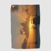 船と日没の熱帯海 ゴルフタオル (正面)