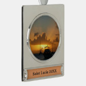 船と日没の熱帯海 シルバープレートバナーオーナメント (右)