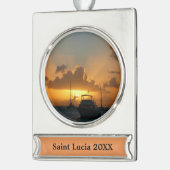 船と日没の熱帯海 シルバープレートバナーオーナメント (左)