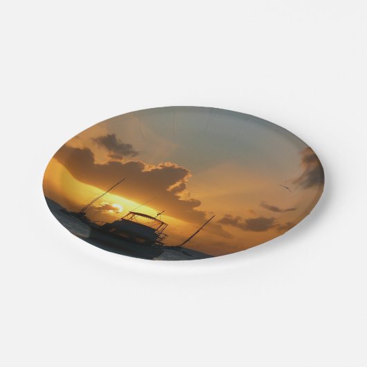 船と日没の熱帯海 ペーパープレート (アングル)