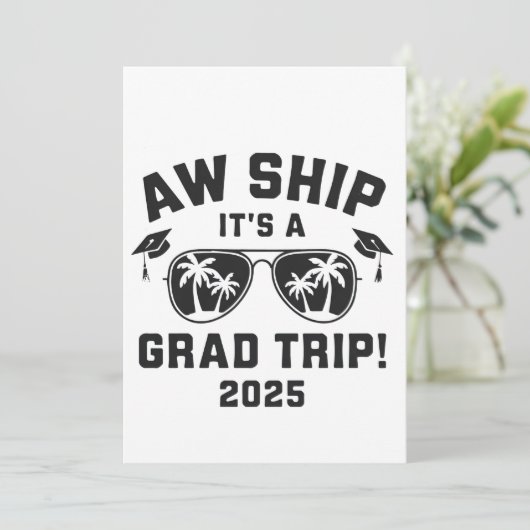 船に乗ってるけど、最高の卒業旅行 2025 夏の旅行にぴったりなデザイン 招待状 (スタンド正面)