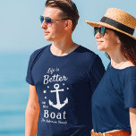 船の名は命が航海の好い Tシャツ<br><div class="desc">ブラシススタイリッシュクリプトとタイポグラフィの「Life is Better on the Boat」に加え読、ご家族の名前、ボート名、その他の希望の文字を備えたテーマのTシャツ(複数のスタイル、色、サイズから選択)。このデザインはクラシックボートいかりと5つ星を備えている。色はクラシックネイビーブルーまたはその他のシ厳選されたャツカラーで白。どんな素晴らし大事な行事にも贈り物をする。</div>