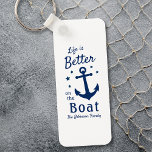船の名星の方が命だ キーホルダー<br><div class="desc">ブラシススタイリッシュクリプトとregalタイポグラフィの読「Life is Better on the Boat」と家族の名前、ボート名、または他の希望の文字を持つテーマの2面キーチェーン。このデザインはクラシックボートいかりと5つ星を備えている。色はクラシックネイビーブルーの白または簡単にカスタマイズベースの色にあなたの好みに合わせる。どんな素晴らし大事な行事にも贈り物をする。</div>
