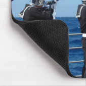 船乗りが埋葬時に銃を発砲する マウスパッド (コーナー)