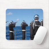 船乗りが埋葬時に銃を発砲する マウスパッド (マウス)