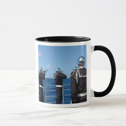 船乗りが埋葬時に銃を発砲する マグカップ (右)