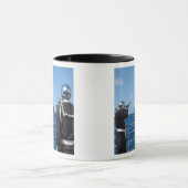 船乗りが埋葬時に銃を発砲する マグカップ (中央)