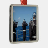 船乗りが埋葬時に銃を発砲する メタルオーナメント (右)