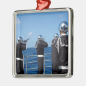 船乗りが埋葬時に銃を発砲する メタルオーナメント (左)