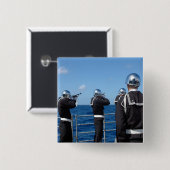 船乗りが埋葬時に銃を発砲する 缶バッジ (正面&裏面)