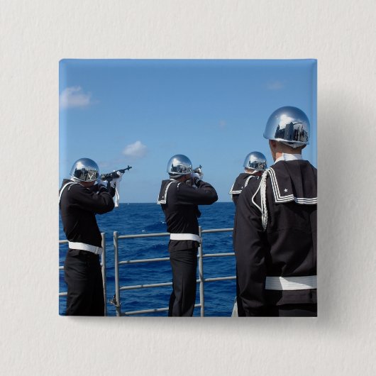 船乗りが埋葬時に銃を発砲する 缶バッジ (正面)