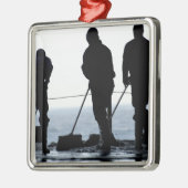 船乗りが格納庫の湾を掃き出す メタルオーナメント (左)