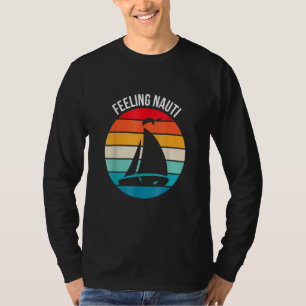 船乗りのためのセイリング "ナウティな気分" 夕日のボート Tシャツ