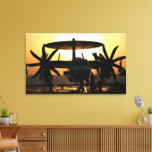 船員はE-2Cホーキー航空機で働く キャンバスプリント (インサイチュ (リビング))