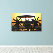 船員はE-2Cホーキー航空機で働く キャンバスプリント (インサイチュ (ウッドフロア))