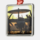 船員はE-2Cホーキー航空機で働く メタルオーナメント (左)