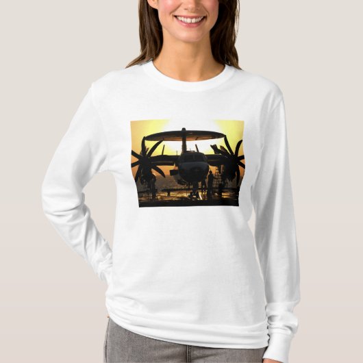 船員はE-2Cホーキー航空機で働く Tシャツ (正面)