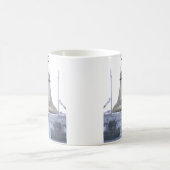 船舶鐘の港の曇り日マグカップ コーヒーマグカップ (中央)