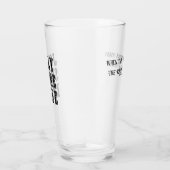 船長のビールグラス遠くにが タンブラーグラス (右)