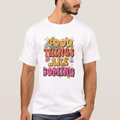 "良いことがやってくる" レトロTシャツ Tシャツ (正面)