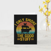 良いものだけを燻製にする、面白いBBQ Tシャツ 肉 スモーカー グリ カード (黄色い花)