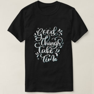 良いものは時間がかかるモダンタイポグラフィTシャツ Tシャツ