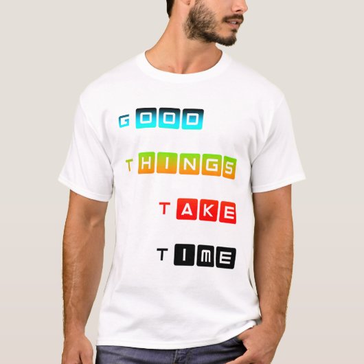 良いものは時間がかかる 明るいカラータイポグラフィ Tシャツ (正面)