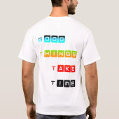 良いものは時間がかかる 明るいカラータイポグラフィ Tシャツ (裏面)