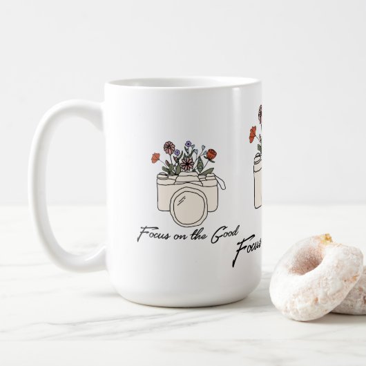 良いカメラと花に焦点を合わせる コーヒーマグカップ (ドーナツ)