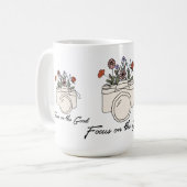 良いカメラと花に焦点を合わせる コーヒーマグカップ (正面左)