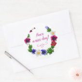 良い一日を赤紫色の白い花のリース ラウンドシール (封筒)