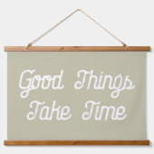 良い事は時間がかかる緑のスクリプトのキャンバスフラグ 吊り下げ型タペストリー (正面)