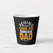 良い子の後ろのお父さんの日は素晴らしパパ カフェラテマグ (正面)