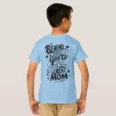 良い子の背後には母親素晴らしがいる Tシャツ (裏面フル)