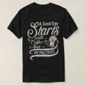 良い日はコーヒーと私のマルティポ犬から始まる Tシャツ (デザイン正面)