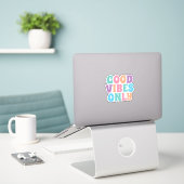良い波動のみ シール (デスク上のノートパソコン)