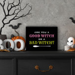 良い魔女または悪い魔女ブラックハロウィーン引用文 ウッドボックスサイン<br><div class="desc">このおもしろい木製ハロウィンのアートの装飾は引用文を特徴とする"あなたは良い魔女か悪い魔女か？"白、ピンク、黄色の緑の色のタイポグラフィデザインと魔女のブロムスティックのアクセント。</div>