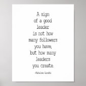 良き指導者のサインMahatma Gandhi引用文 ポスター (正面)