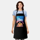 良信じいハートグラフィックがある エプロン (着用した状態)